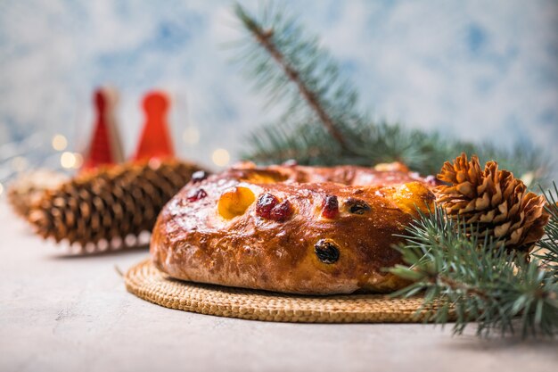 Rosca de reyes, torta spagnola dei tre re mangiata il giorno dell'epifania, su un tavolo rustico grigio