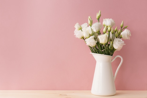 Rose bianche in vaso d'epoca