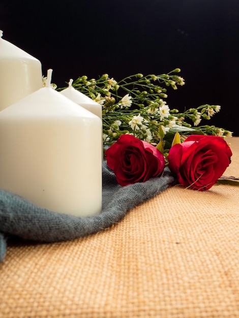 Rose con candele ornamenti di San Valentino