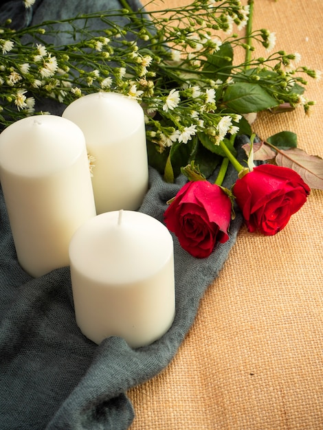 Rose con candele ornamenti di San Valentino