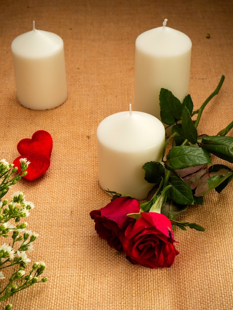 Rose con candele ornamenti di San Valentino