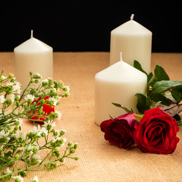 Rose con candele ornamenti di San Valentino