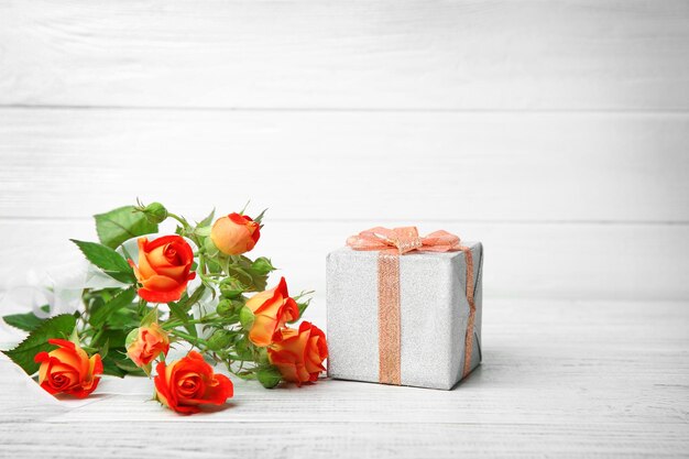 Rose e confezione regalo sul tavolo