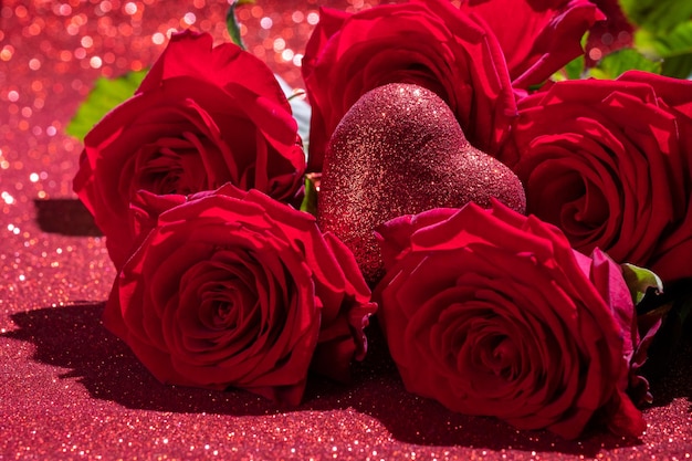 Rose e cuore rosso di San Valentino su sfondo rosso glitter Carta di San Valentino