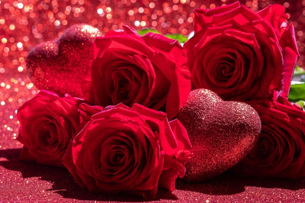 Rose e cuore rosso di San Valentino su sfondo rosso San Valentino