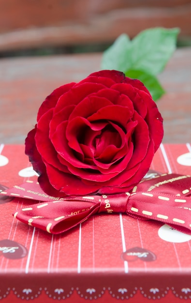 Rose e regali in occasione del San Valentino.