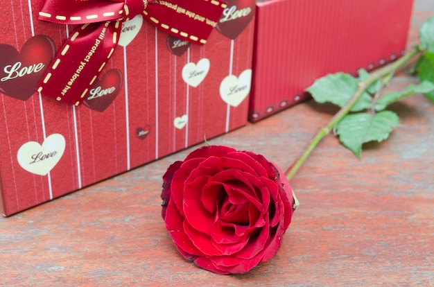 Rose e regali in occasione del San Valentino.