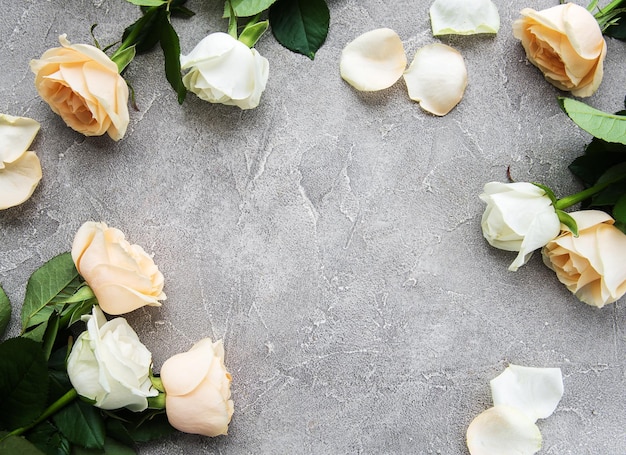 Rose gialle e bianche su uno sfondo di pietra