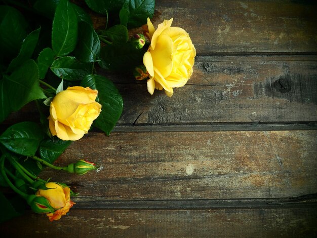 Rose gialle su uno sfondo di legno bellissimo bouquet di rose su un tavolo di legno scuro biglietto di auguri