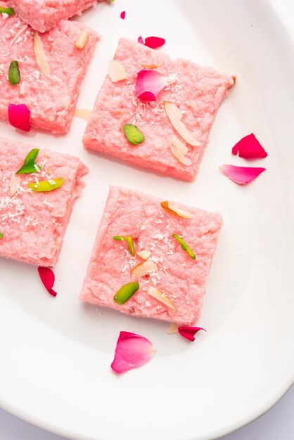 Rose Kalakand rosa barfi o burfi noto anche come Mishri Mava aromatizzato o Khoa Milkcake mithai