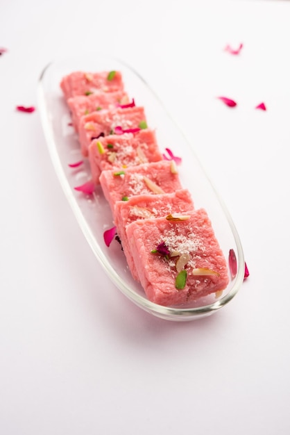 Rose Kalakand rosa barfi o burfi noto anche come Mishri Mava aromatizzato o Khoa Milkcake mithai