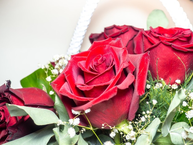 Rose rosse da vicino Concetto di congratulazioni Regalo di compleanno Cesto di fiori