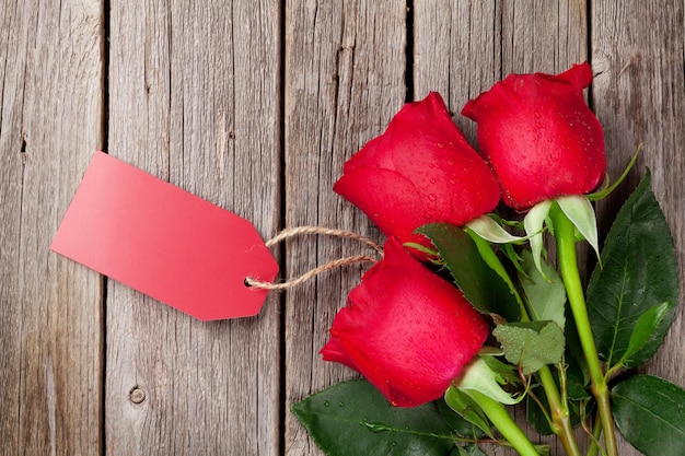 Rose rosse di San Valentino su legno