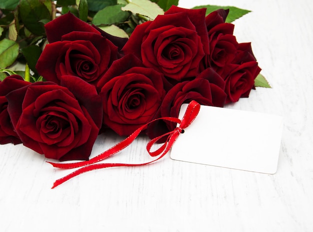 Rose rosse e biglietto di auguri