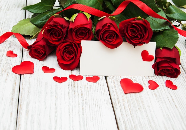 Rose rosse e biglietto di auguri