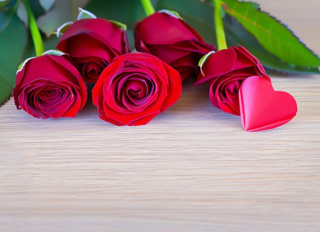 Rose rosse e cuore