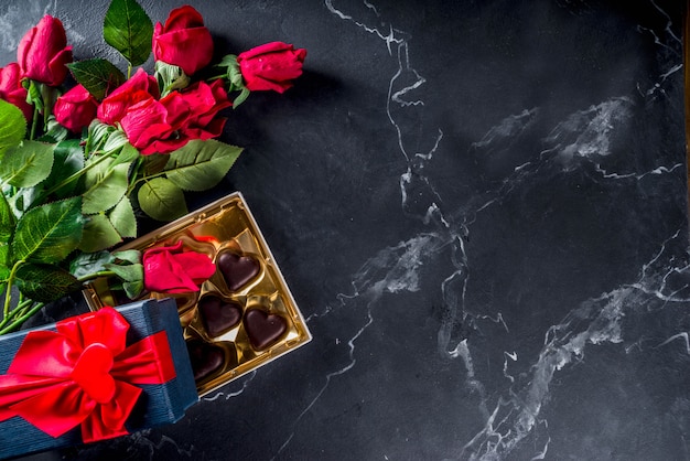 rose rosse e cuori di cioccolato sul pavimento di marmo