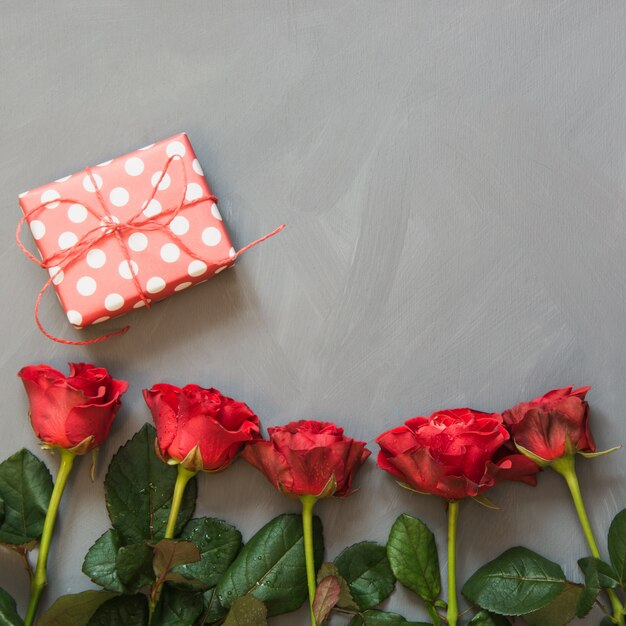 Rose rosse e regalo