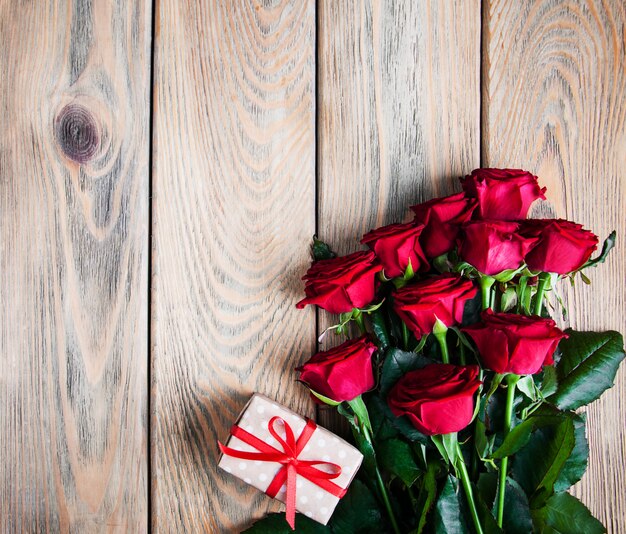 Rose rosse e scatola regalo