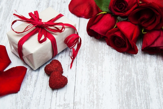 Rose rosse e scatola regalo