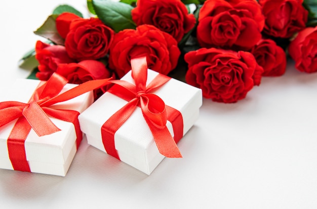 Rose rosse e scatole regalo