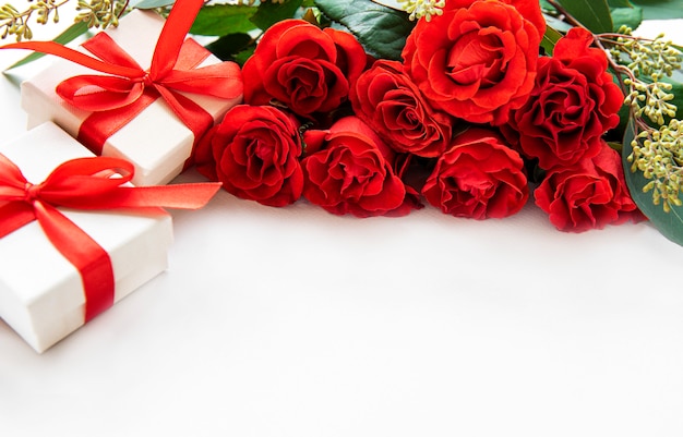 Rose rosse e scatole regalo