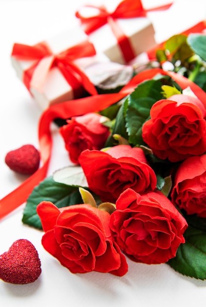 Rose rosse e scatole regalo