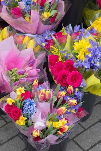 Rose rosse e tulipani al mercato