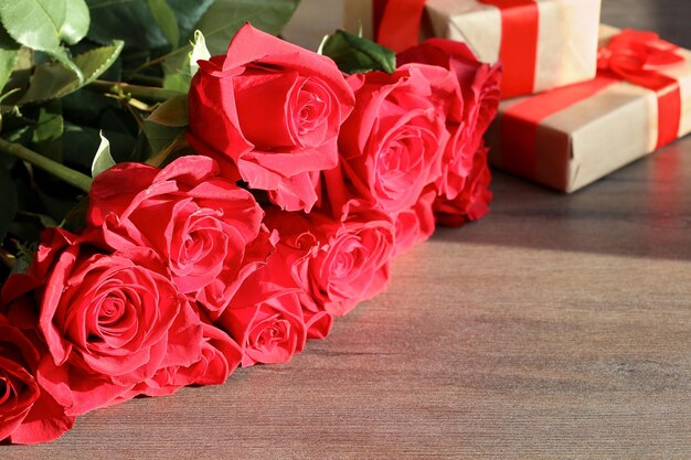 Rose rosse e un regalo