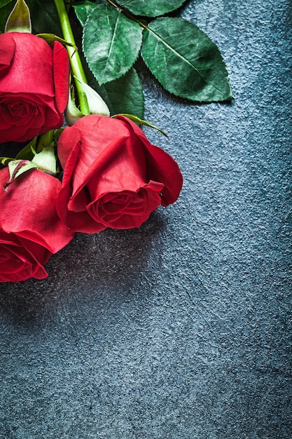 Rose rosse naturali sul concetto di celebrazioni di sfondo nero.