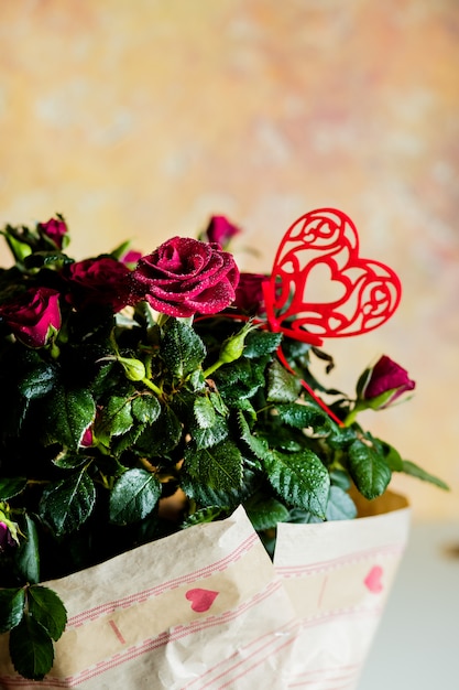 Rose rosse. piccoli fiori, mazzo di fiori .fresh rose decorate con un cuore. Cartolina d&#39;auguri per eventi, vacanze.