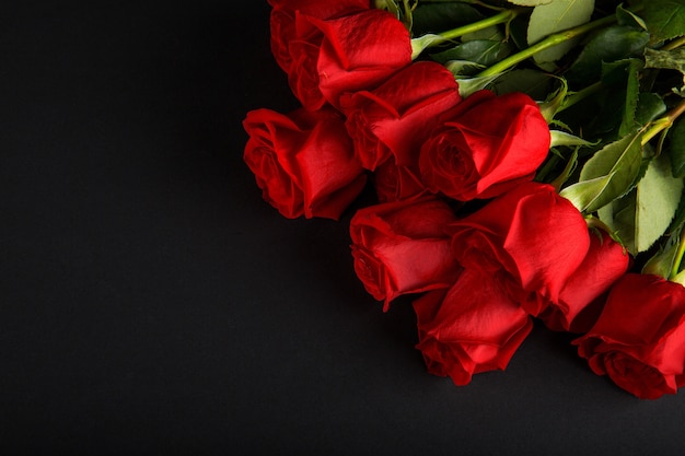 Rose rosse su sfondo nero, San Valentino