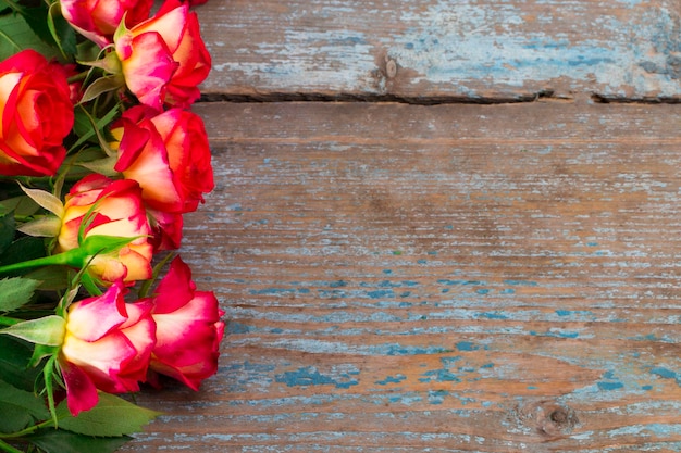 rose rosse su tavola di legno, sfondo di San Valentino.