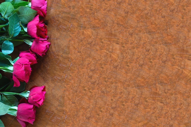 Rose rosse sui fiori romantici di struttura di legno del fondo, concetto di San Valentino