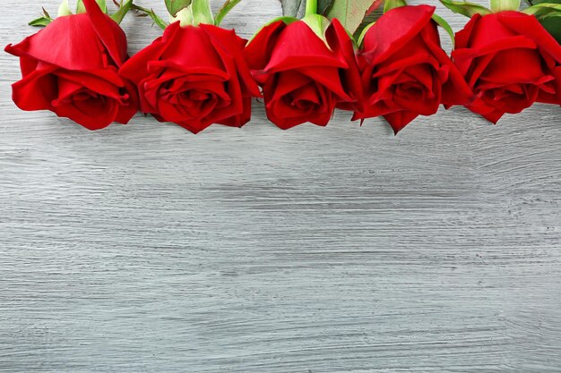 Rose rosse sul tavolo di legno