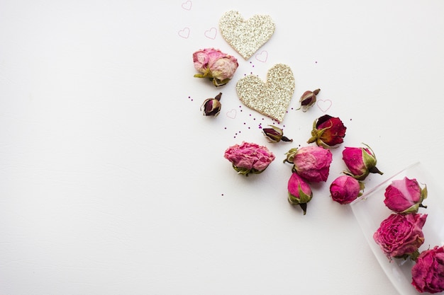 Rose secche in un bicchiere di champagne, concetto di San Valentino