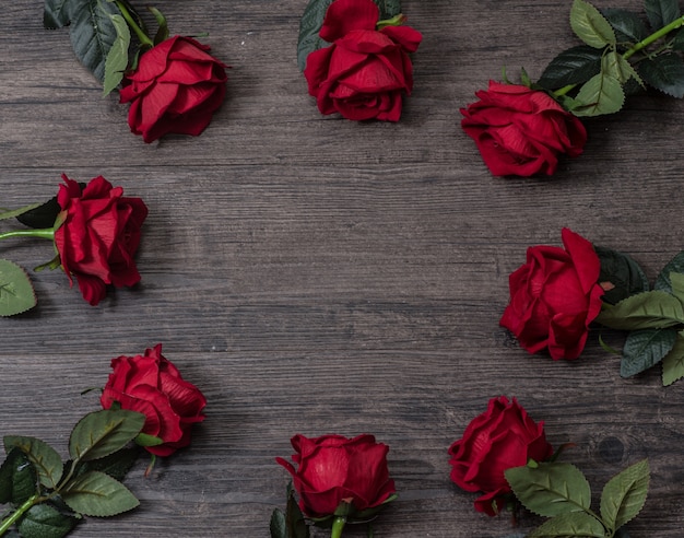 Rose sul bordo di legno, fondo di giorno di biglietti di S. Valentino