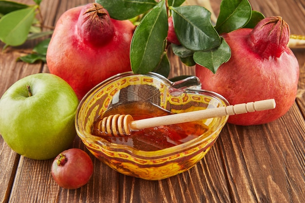 Rosh hashanah - concetto ebraico di festa del nuovo anno. Una ciotola a forma di mela con miele, melograno, shofar sono simboli tradizionali della festa.