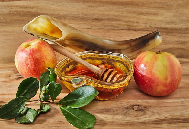 Rosh hashanah ebraico concetto di vacanza di capodanno Una ciotola a forma di mela con mele miele uno shofar sono simboli tradizionali della vacanza