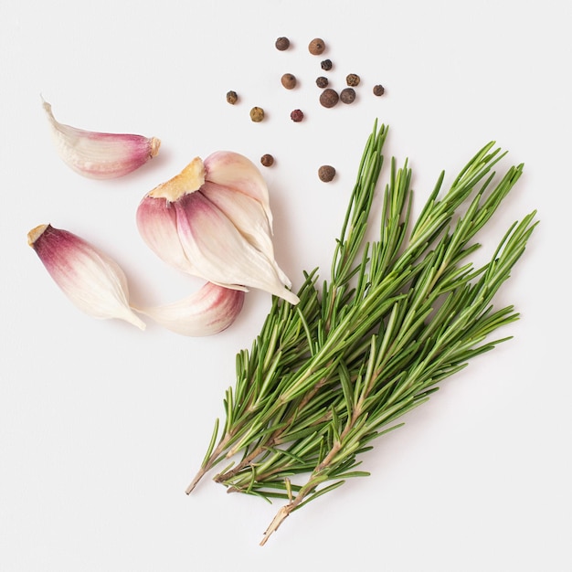 rosmarino con aglio e pepe su sfondo bianco Sfondo culinario di preparazione del cibo