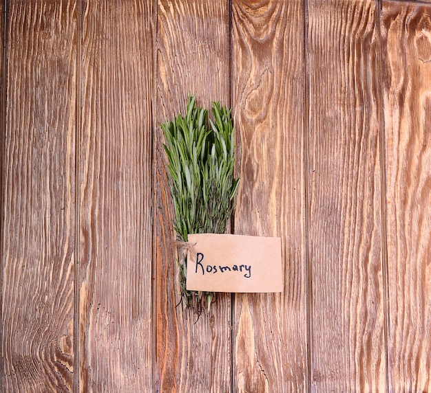 Rosmarino legato su una tavola di legno