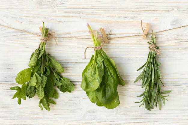 Rosmarino, menta e spinaci sul tavolo