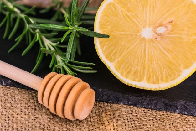 Rosmarino miele limone Ingredienti per cosmetici salsa Primo piano