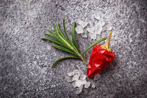 Rosmarino, sale marino e peperoncino.