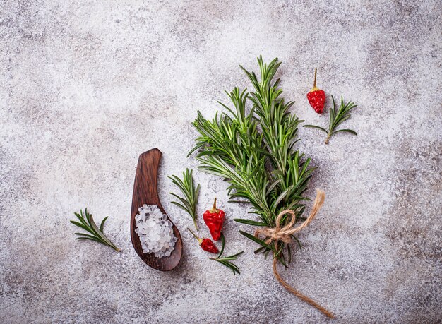 Rosmarino, sale marino e peperoncino.