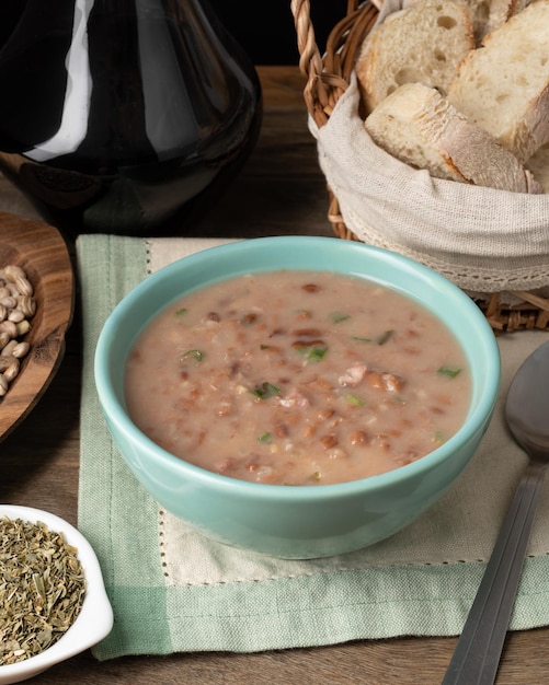 Rosolare la zuppa di fagioli in una ciotola con pane e vino