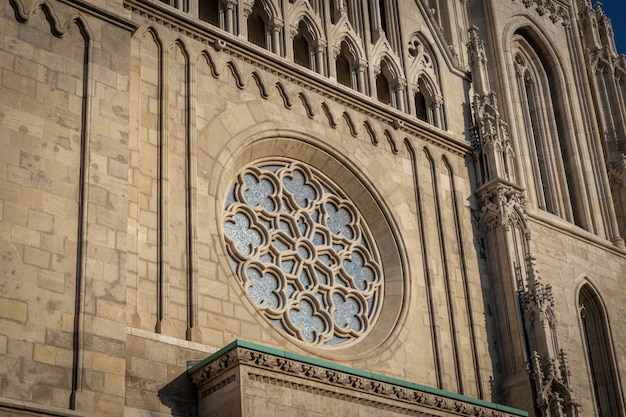 Rosone di stile gotico nella chiesa della st Matthias a Budapest, Ungheria