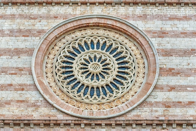 Rosone sulla facciata della Basilica medievale di Santa Chiara ad Assisi in Italia
