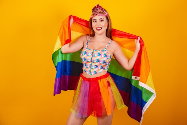 Rossa brasiliana con abiti da carnevale con bandiera colorata LGBT