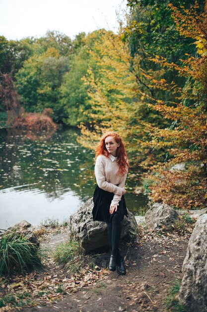 rossa ragazza in autunno parco